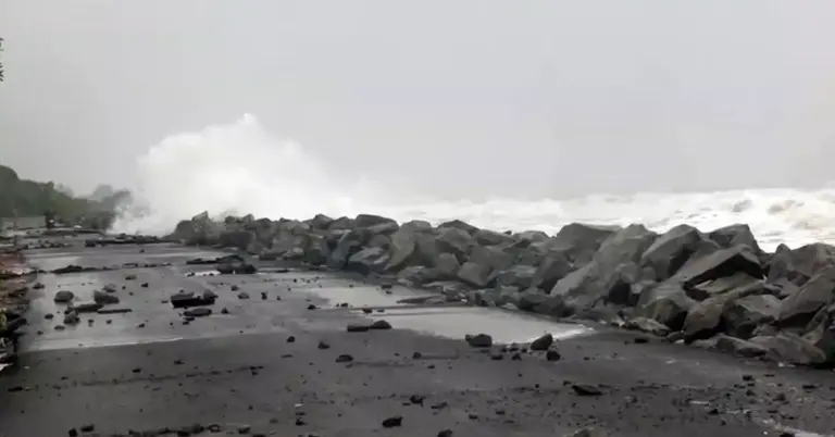 সমুদ্র উপকূলে ঘূর্ণিঝড়ের আঘাত